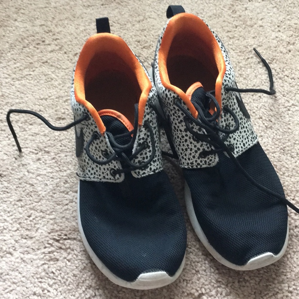 Women’s 7.5/Youth 6 Nike Roshes